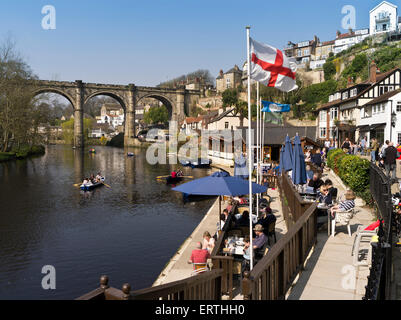 dh Knaresborough River KNARESBOROUGH NORTH YORKSHIRE Outdoors Cafe Menschen entspannen sich am Fluss Nidd Ruderboote außerhalb großbritanniens im Freien Stockfoto