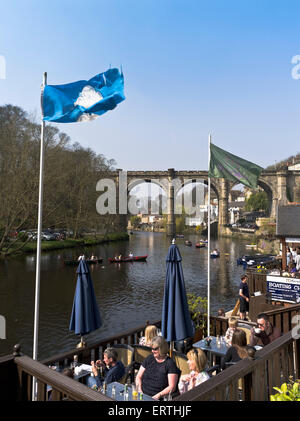 dh River Nidd Cafe England KNARESBOROUGH NORTH YORKSHIRE UK Menschen Entspannende Ruderboote im Freien uk Sitzgelegenheiten im Freien Stockfoto