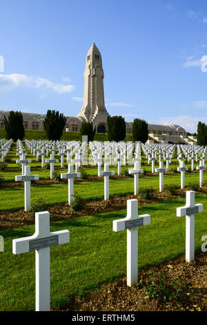 Französische Nationalfriedhof von Douaumont mit Beinhaus von Douaumont, Verdun Stockfoto