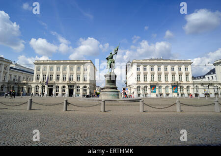 Belgien, Brüssel, Place Royale, Magritte Museum und Statue von Godfrey von Bouillon Stockfoto