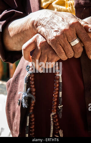 Eine Bhutan Frau hält ihre Gebetskette. Stockfoto