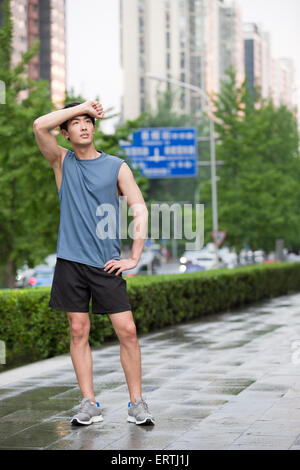 Junger Mann eine Pause von Übung Stockfoto