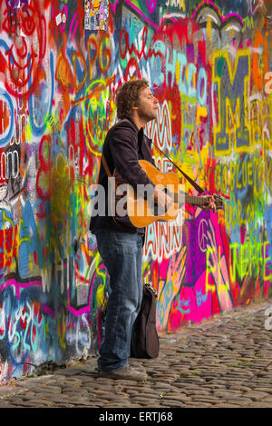 Prag, Tschechische Republik - 21. Mai 2015: Prager Straße Busker Musiker Beatles-Songs vor berühmten John Lennon Wal Stockfoto