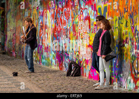 Prag, Tschechische Republik - 21. Mai 2015: Prager Straße Busker Musiker Beatles-Songs vor berühmten John Lennon Wal Stockfoto