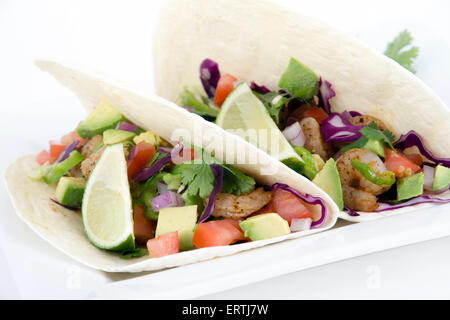 zwei köstliche Garnelen tacos Stockfoto