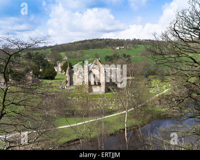 dh Bolton Priory Abbey WHARFEDALE NORTH YORKSHIRE UK Ruins Yorkshire Blick auf Dales River Wharfe england Stockfoto