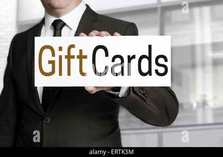 Geschenk-Karten-Zeichen werden von dem Geschäftsmann gehalten. Stockfoto