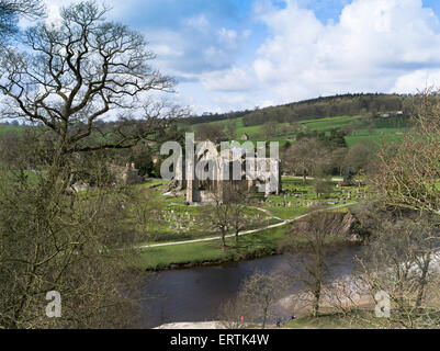 dh Bolton Abbey WHARFEDALE NORTH YORKSHIRE Bolton Priory Wharfedale Abbey ruins Yorkshire Dales River Wharfe england großbritannien Stockfoto