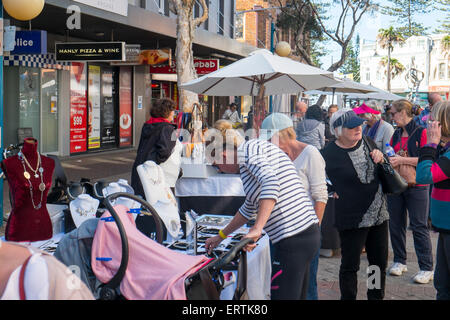 Samstag Flohmarkt in Market Lane, Manly Beach, Sydney, Australien Stockfoto