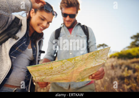 Junges Paar lesen Karte an Land gehen. Kaukasische Wanderer-paar auf Wanderung suchen Richtungen auf Karte in der hand. Karte im Mittelpunkt. Stockfoto