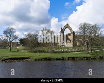 dh Bolton Abtei WHARFEDALE NORTH YORKSHIRE Bolton Priory Wharfedale Abbey Ruinen Yorkshire Dales Flusses Wharfe Stockfoto