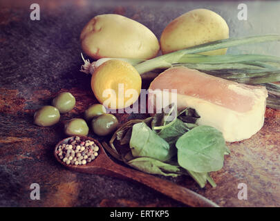 Schweinebraten mit Gold Kartoffeln und Spinat Stockfoto