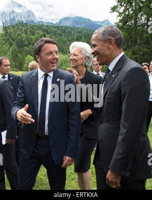 Italiens Premier Matteo Renzi plaudert mit IWF-Präsident Christine Lagarde und US-Präsident Barack Obama nach einem erweiterten Gruppenfoto am zweiten Tag des G7-Gipfels auf Schloss Elmau 8. Juni 2015 in der Nähe von Garmisch-Partenkirchen, Deutschland. Stockfoto