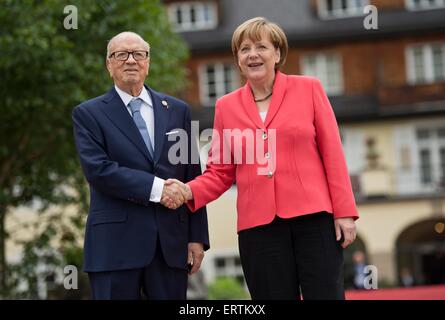 Bundeskanzlerin Angela Merkel begrüßt tunesischen Präsidenten Beji Caid Essebsi zum Schloss Elmau Resort G7-Gipfel 8. Juni 2015 in der Nähe von Garmisch-Partenkirchen, Deutschland. Stockfoto