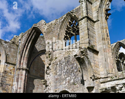 dh Bolton Abbey Priory WHARFEDALE NORTH YORKSHIRE Großbritannien ruiniert England Zerstörte verlassene Gebäude Ruine innen Stockfoto
