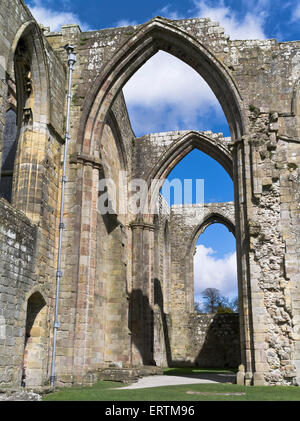 dh Bolton Abbey Priory WHARFEDALE NORTH YORKSHIRE UK ruinierte Abtei Ruins England verlassene Gebäude innen Stockfoto