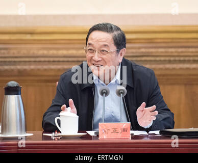 Peking, China. 8. Juni 2015. Yu Zhengsheng, Vorsitzender des Nationalkomitees der politischen Konsultativkonferenz des chinesischen Volkes, führt den Vorsitz in einem Symposium zu erbitten, Meinungen und Anregungen aus nicht-kommunistischen Parteien, All-China Federation of Industry sowie Handel und Persönlichkeiten ohne Parteizugehörigkeit auf "The Belt und Straße Initiative'and 13. Fünfjahres-Entwicklung planen, in Peking, Hauptstadt von China, 8. Juni 2015. Bildnachweis: Wang Ye/Xinhua/Alamy Live-Nachrichten Stockfoto