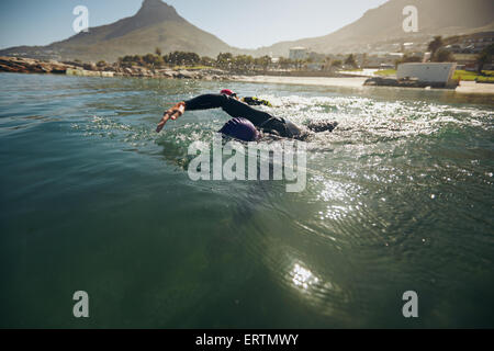 Athleten bei einem Triathlon-Wettkampf schwimmen. Triathleten im Freiwasser schwimmen. Stockfoto