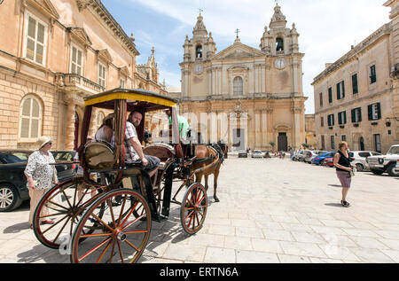 Touristen, die mit dem Pferd zu ziehen Wagen bei St. Pauls Kathedrale in Mdina Malta Stockfoto