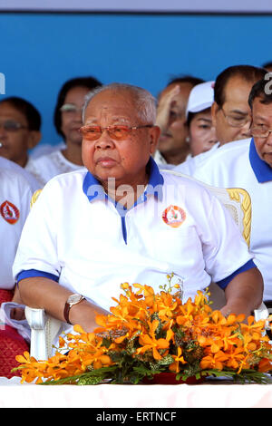 Phnom Penh. 27. Juni 2013. Foto aufgenommen am 27. Juni 2013 zeigt Chea Sim, der regierende Kambodschanische Volkspartei Volkspartei (CPP) und Präsident des Senats, Teilnahme an einem Party-Event in Phnom Penh, Kambodscha. Chea Sim starb an Krankheit am Montagnachmittag im Alter von 83, ein CPP-Sprecher bestätigt. © Sovannara/Xinhua/Alamy Live-Nachrichten Stockfoto