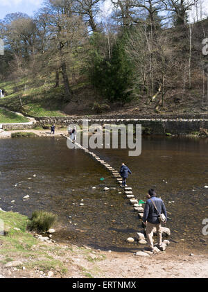 dh River Wharfe WHARFEDALE NORTH YORKSHIRE Menschen Yorkshire Dales Stepping Steine Pfad uk Spaziergang Stein Spaziergänge Herbst Kind Land Kinder Stockfoto