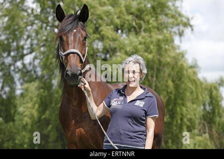 Frau und Englisches Vollblut Stockfoto