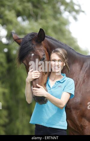 Frau und Englisches Vollblut Stockfoto