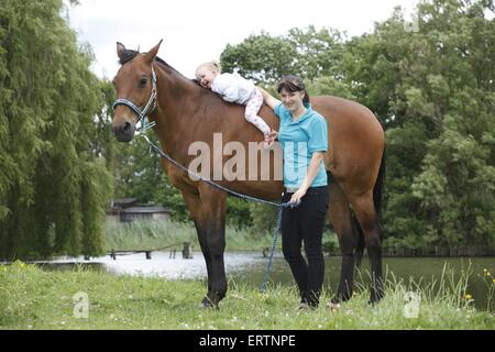 Frau, Kind und Warmblut Stockfoto