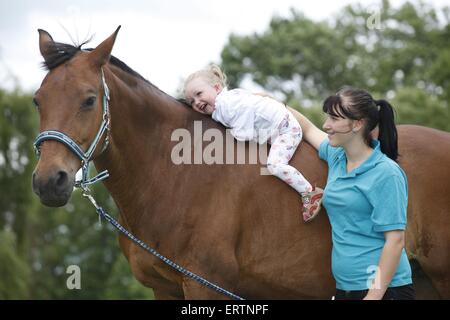 Frau, Kind und Warmblut Stockfoto