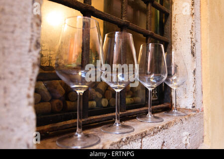 Vier Empy Wein Gläser über ein Fenster aus einem venezianischen Weingut Stockfoto