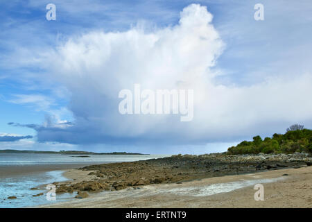 Eine Dusche Wolke über den Strand von Mossyard auf Flotte Bucht nahe Gatehouse of Fleet, Dumfries and Galloway, Schottland Stockfoto