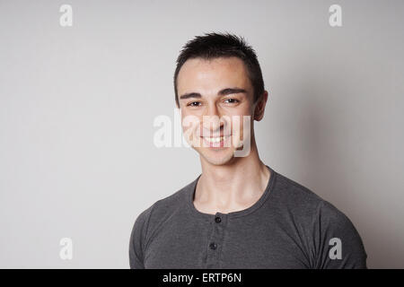 lächelnder junge Mann Stockfoto
