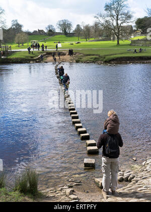 dh River Wharfe Fußweg UK WHARFEDALE NORTH YORKSHIRE Kinderfamilie Yorkshire Dales Trittsteinpfad Menschen Stein Kind Spaziergang Stockfoto