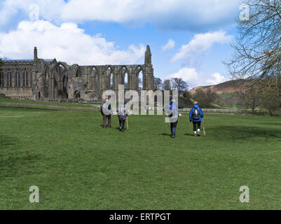 dh Bolton Abbey WHARFEDALE NORTH YORKSHIRE Yorkshire Dales Wanderer Wandern Menschen uk Wandern Ältere Landschaftler Gruppe außerhalb Wanderer Stockfoto