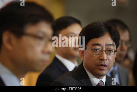 Hong Kong, China. 8. Juni 2015. Hongkongs Minister für Ernährung und Gesundheit Ko Wing-Man besucht eine Pressekonferenz in Hong Kong, Süd-China, 8. Juni 2015. Die Hong Kong Special Administrative Region-Regierung Montag erhöht seine Nahost respiratorische Syndrom (MERS) Antwort zu "schwer" und die Öffentlichkeit zu vermeiden, nach Südkorea Reisen beraten. © Lui Sui Wai/Xinhua/Alamy Live-Nachrichten Stockfoto