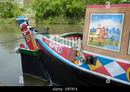 Heck des 1958 Narrowboat "Raymond", die letzte unpowered hölzerne kommerzielle Fracht tragen Handwerk in Großbritannien gebaut. Stockfoto