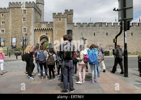 Eine Gruppe ausländischer Studenten wartet an der Ampel auf dem Weg zum Cardiff Castle in Wales UK KATHY DEWITT Stockfoto