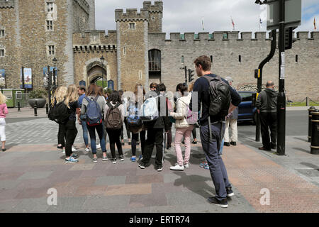 Eine Gruppe von Studenten auf dem Weg nach Cardiff Castle Wales UK, Großbritannien, KATHY DEWITT Stockfoto