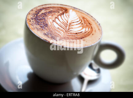Tasse heißen italienischen Cappuccino Kaffee mit einem dekorativen Blatt-Muster Stockfoto