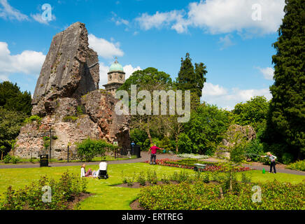 Schlosspark Bridgnorth, Shropshire, UK. 8. Juni 2015. UK-Wetter: Menschen genießen den Sommer Sonnenschein in den Schlosspark von Bridgnorth, Shropshire, England: Montag, 8. Juni 2015. Bildnachweis: John Hayward/Alamy Live-Nachrichten Stockfoto