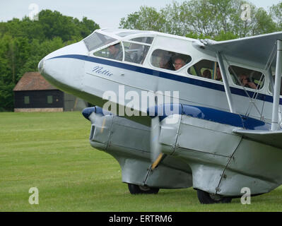 De Havilland DH.89A Dragon Rapide Mk 6 (G-AIDL/TX310) operative Passagierflüge an Old Warden Flugplatz, Bedfordshire, England. Stockfoto