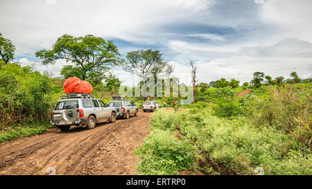 SUV-Fahrzeuge auf einer Expedition in den Regenwald von Südäthiopien Stockfoto