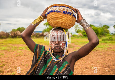 Kleiner Junge aus dem afrikanischen Stamm Mursi mit traditionellen Schmuck in Mago Nationalpark, Äthiopien Stockfoto