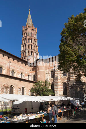 Der Markt am Sonntag vor der Basilika Saint Sernin romanischen Kirche in Toulouse, Frankreich, Europa Stockfoto