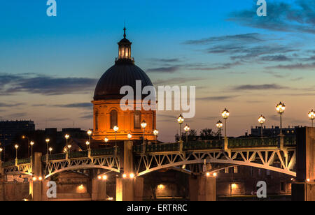 Toulouse, Frankreich - die Kuppel des Hopital De La Grave über St-Pierre-Brücke bei Nacht Stockfoto