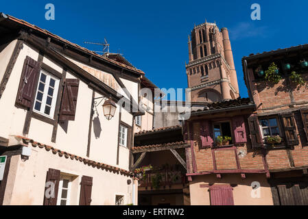 Albi Kathedrale mit Blick auf traditionelle französische Häuser in Albi, Tarn, Frankreich, Europa Stockfoto