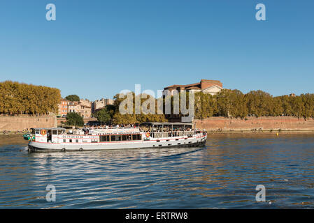 Touristen auf dem Fluss Garonne in Toulouse, Frankreich, Europa Stockfoto