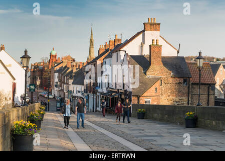 Elvet Brücke über den Fluss tragen und alte Elvet in Durham Stadtzentrum, County Durham, North East England, UK im späten Nachmittag Licht Stockfoto