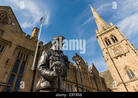 Denkmal-Skulptur, die Durham helle Infanterie, Vorderseite des St.-Nikolaus-Kirche, Durham, England, UK Stockfoto