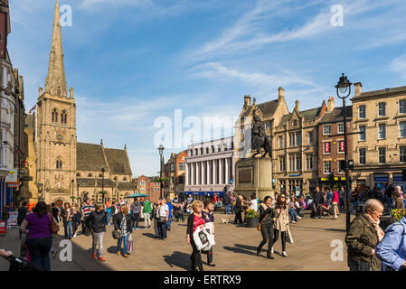 Leute auf dem Markt und Kirche des Hl. Nikolaus in Durham, England, Großbritannien Stockfoto